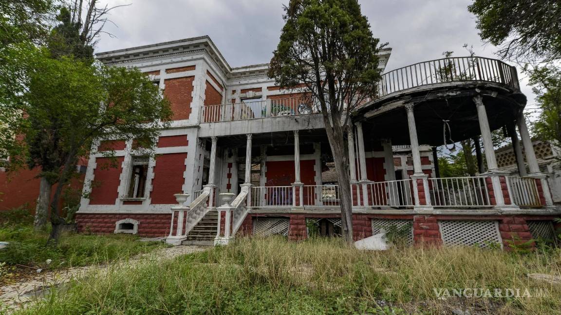 $!La Casa Roja de Saltillo, donde tragedias del pasado y leyendas paranormales conviven entre sus ruinas.