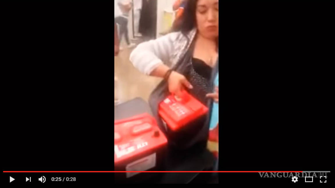 'Mamá luchona' robaba baterías de coche y las escondía bajo su bebé (VIDEO)