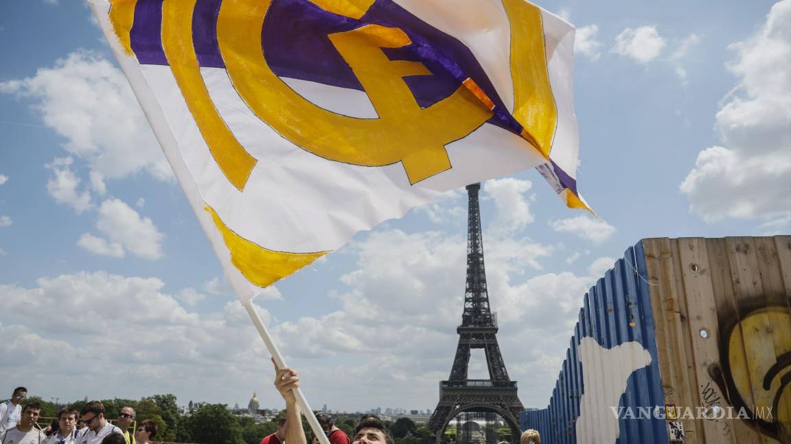 $!Aficionados del Real Madrid en las inmediaciones de la Torre Eiffel en Paris antes de la final de la Liga de Campeones entre el Liverpool y el Real Madrid.