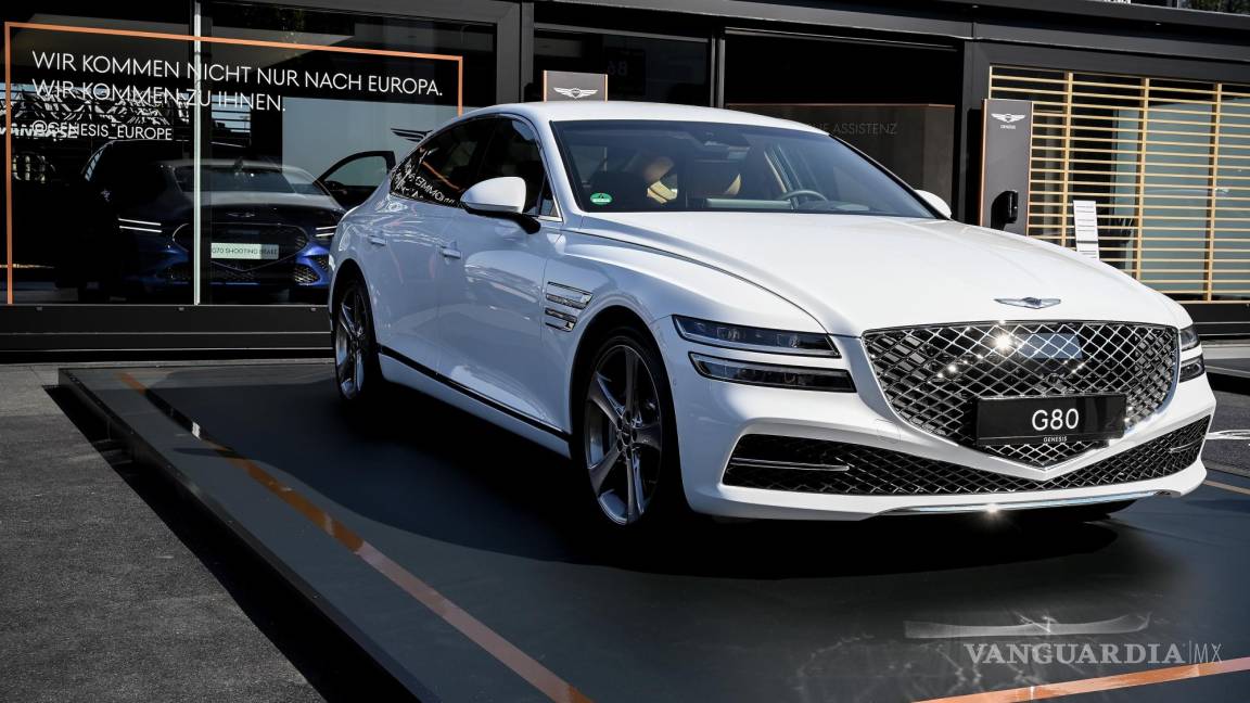 $!El Genesis G80 en exhibición en el primer día de vista previa para la prensa del Salón Internacional del Automóvil IAA en Munich, Alemania. EFE/EPA/Sascha Stenbach