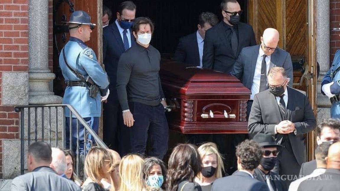 $!Mark Wahlberg le da el último adiós a su mamá, quien falleció a los 78 años