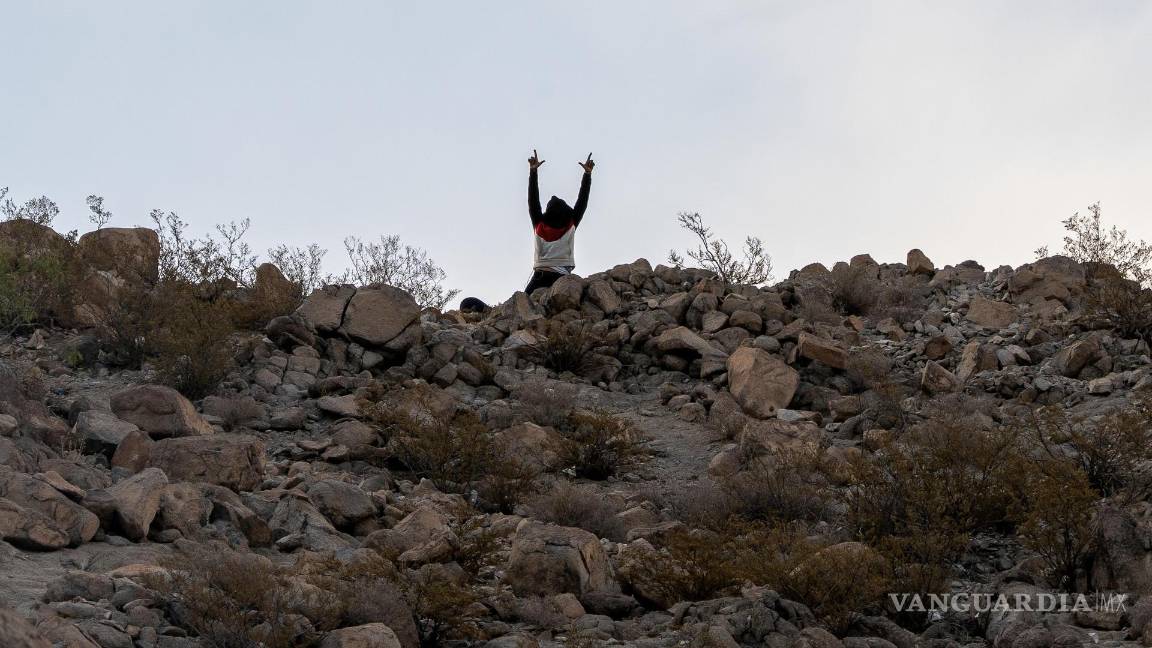 $!Una persona haciendo gestos desde territorio mexicano a los oficiales del Servicio de Aduanas y Protección Fronteriza de EE. UU. (CBP en El Paso, Texas.