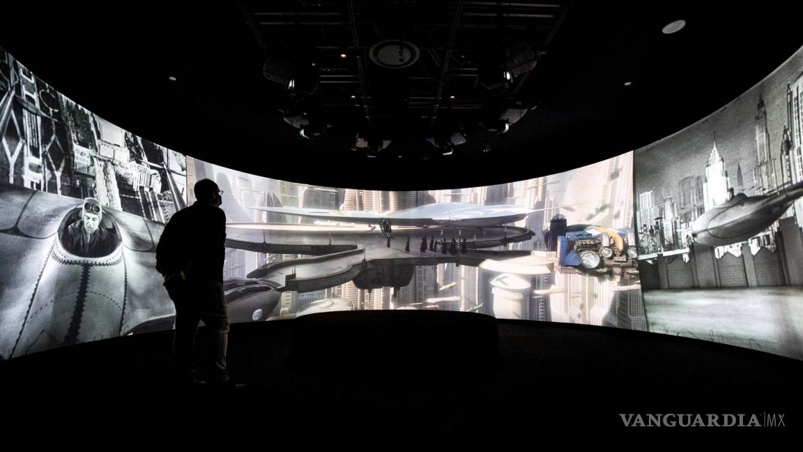 $!Un visitante mira los videos proyectados en una sala de casi 360 ° durante la vista previa para la prensa del Academy Museum of Motion Pictures en Los Ángeles, California. EFE/EPA/Etienne Laurent