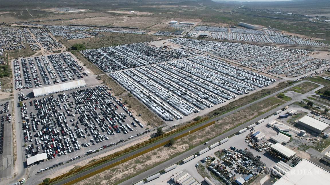 $!No es la primera vez que los patios se ven atiborrados de autos, en 2021 fue por la falta de chips.