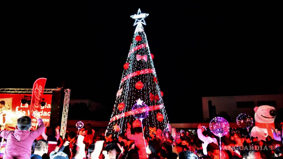 $!Encienden de manera oficial el Pino Navideño en Plaza de las Ciudades Hermanas, Saltillo