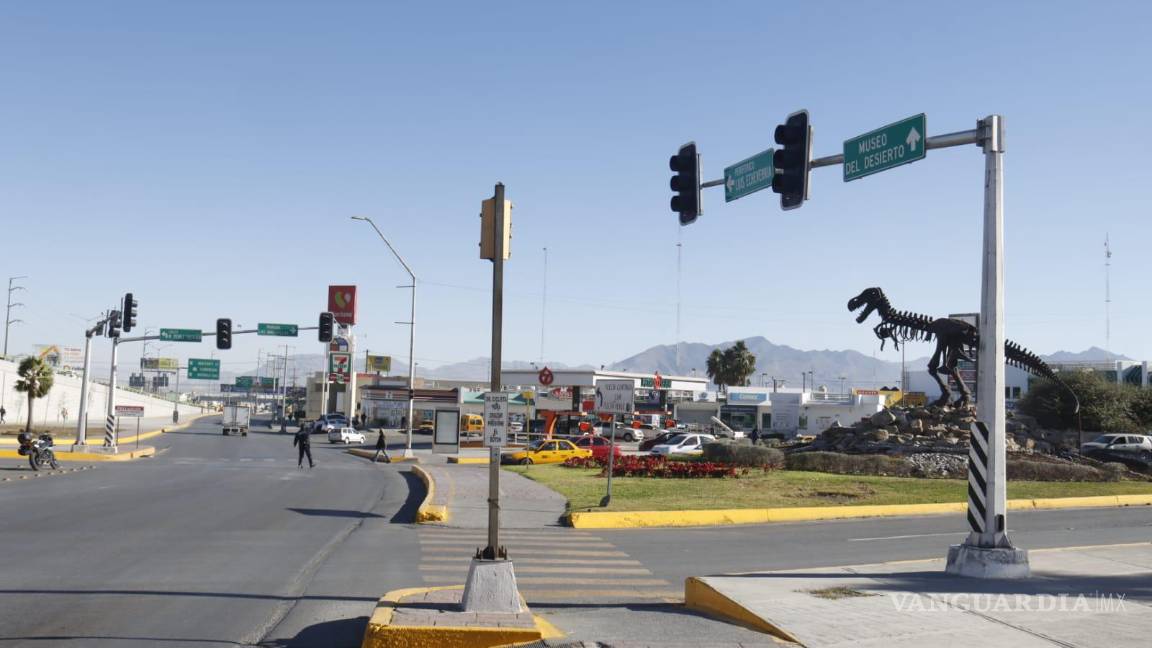 $!Semáforos en diversos puntos de Saltillo se encontraban sin funcionar aun para las 12:00 horas del lunes.