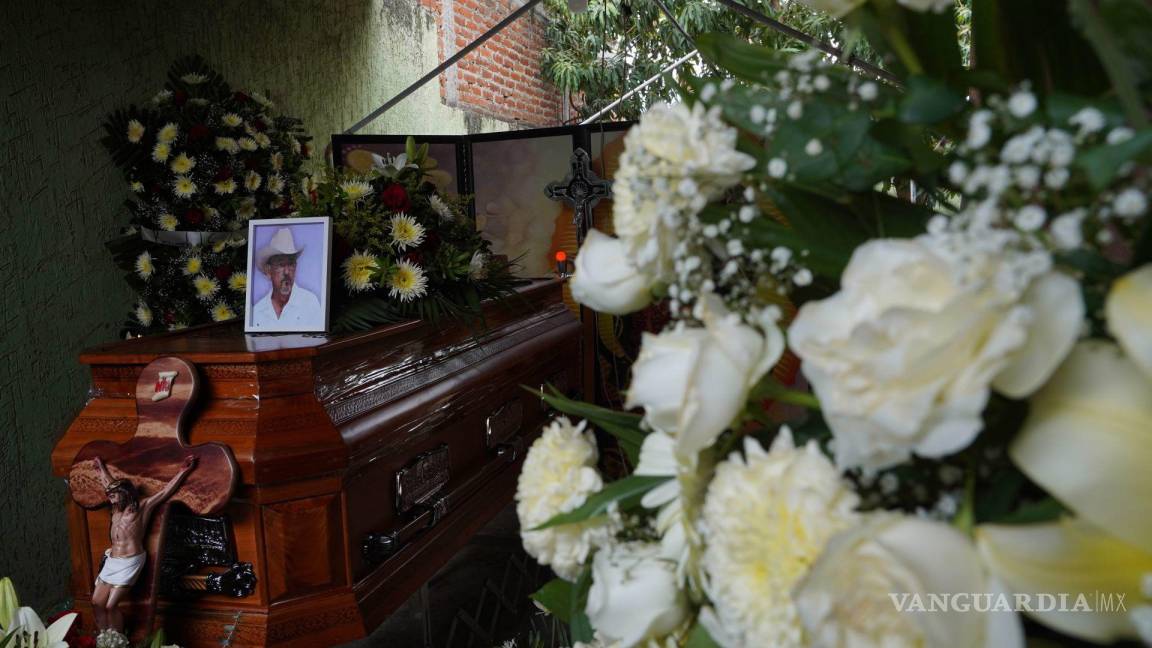 Realizan funeral de Hipólito Mora en La Ruana