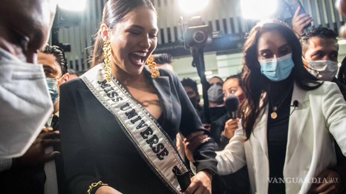 $!La Miss Universo, Andrea Meza, llego al aeropuerto Internacional de la Ciudad de México. La recibió la ex reina de belleza Lupita Jones.