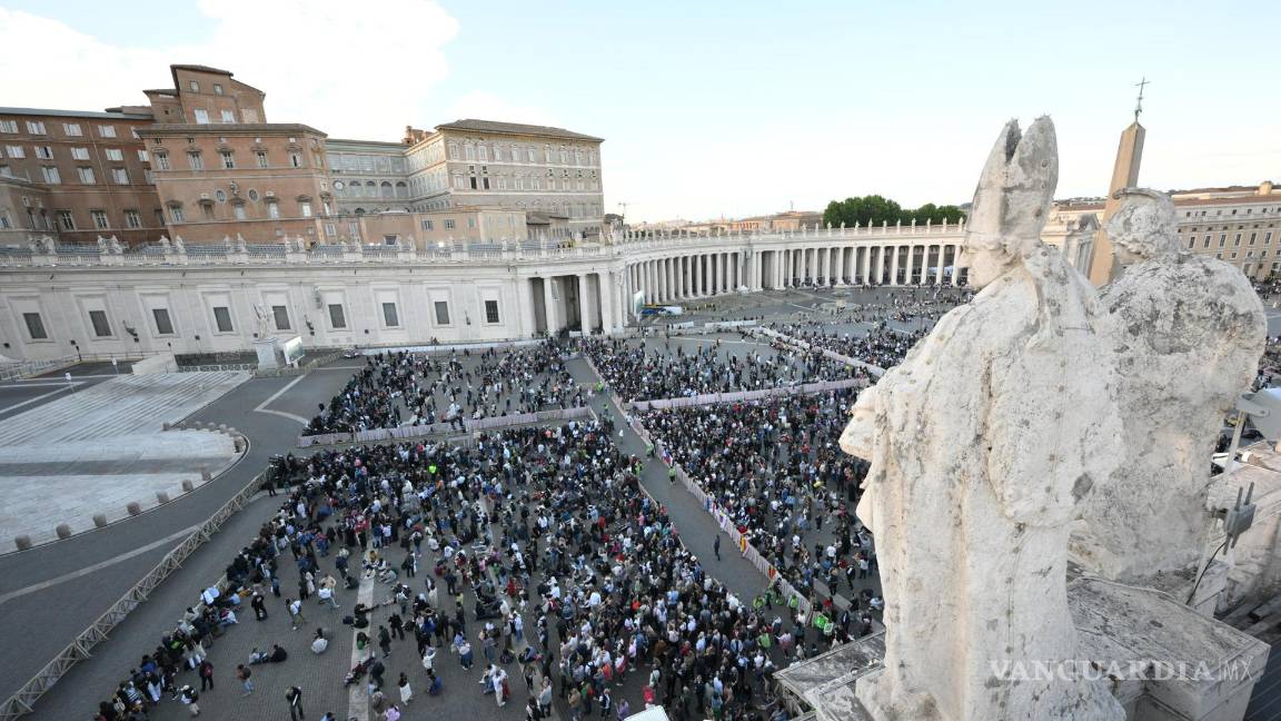 $!Los fieles se reúnen en la Plaza de San Pedro el primer día del cónclave para la elección del próximo papa en Ciudad del Vaticano.