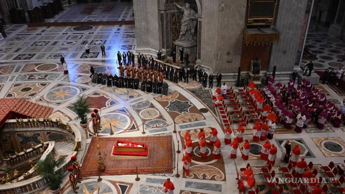 $!El cuerpo del Papa Francisco descansa en la Basílica de San Pedro, en la Ciudad del Vaticano.