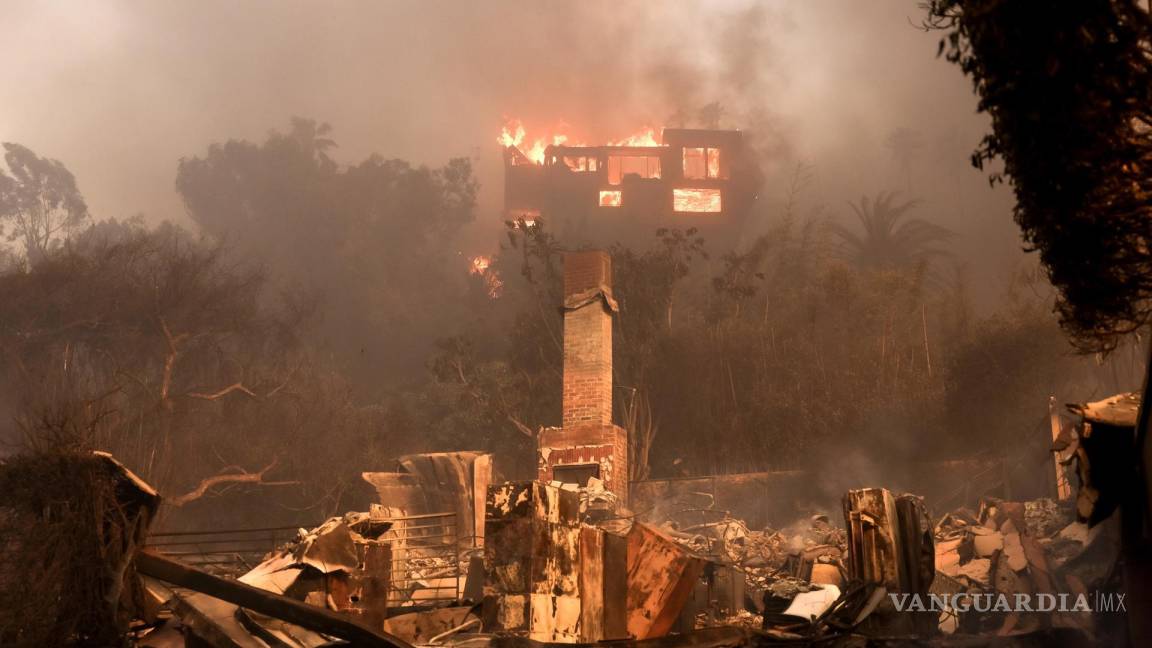 Evacuados del incendio de Los Ángeles: ‘solo hemos podido empacar dos mochilas’