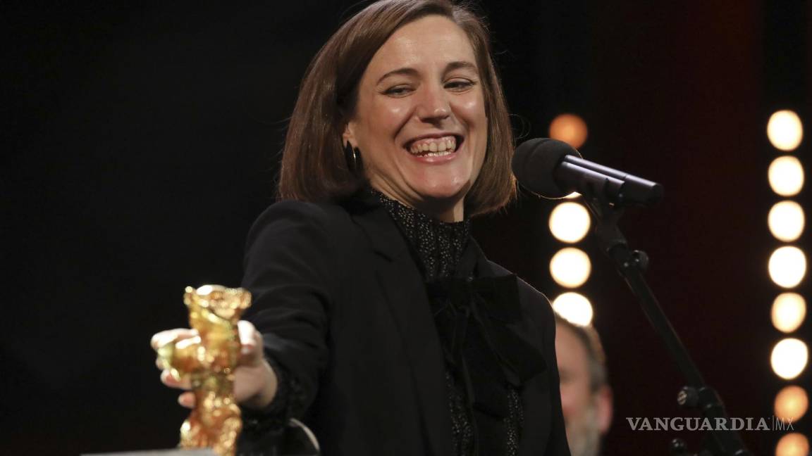 $!Carla Simón recibe el Oso de Oro a mejor película por “Alcarràs”. AP/Vianney Le Caer/Invision
