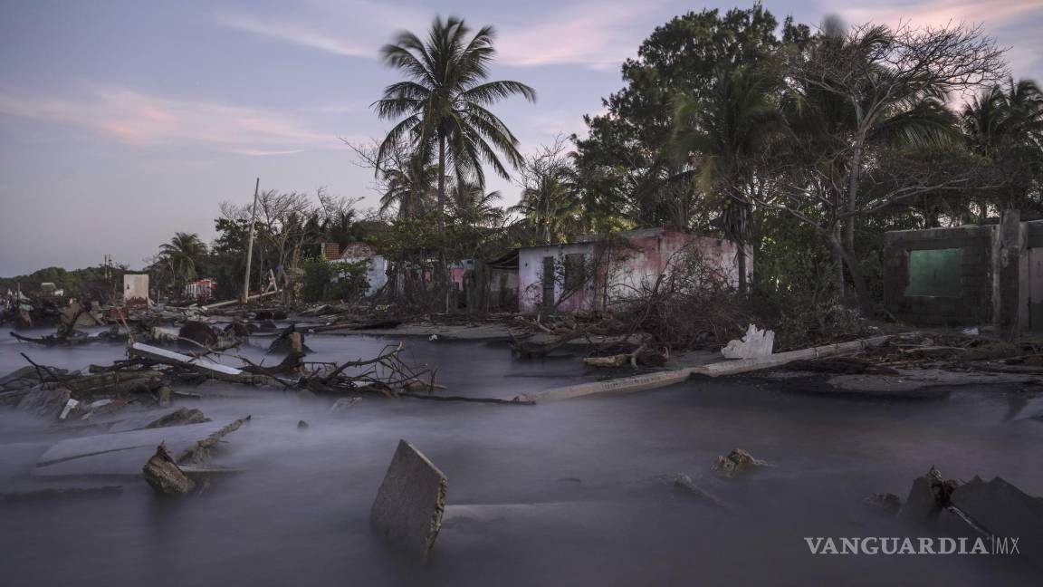 $!Escombros de una casa colapsada y árboles caídos en la costa de la comunidad de El Bosque, en el estado de Tabasco, México.