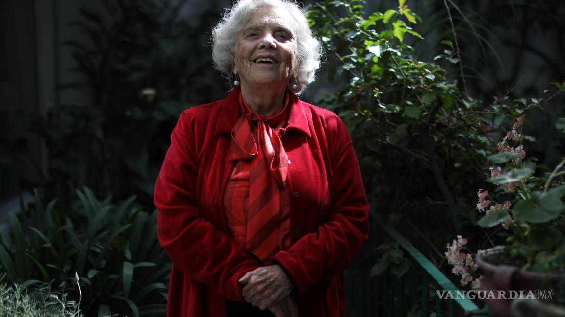 $!La escritora, periodista y activista Elena Poniatowska el 23 de noviembre de 2021, en Ciudad de México. EFE/Sáshenka Gutiérrez