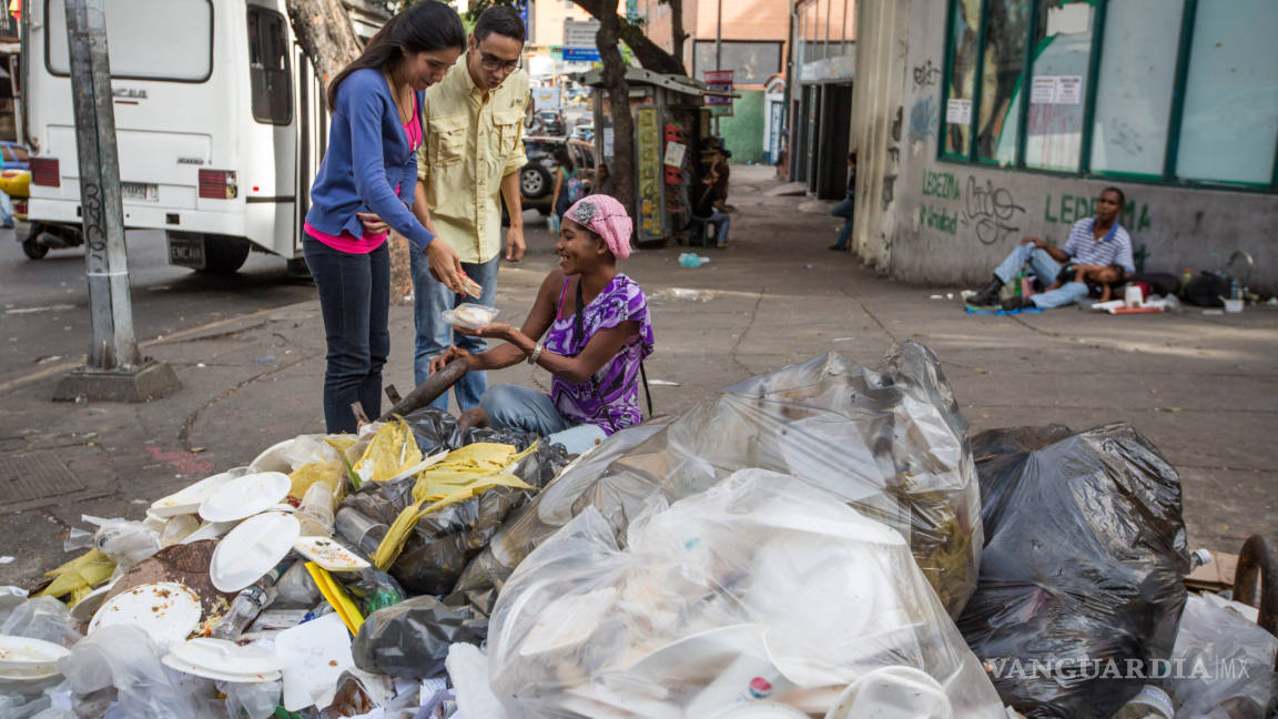 Venezuela: El hambre convierte los basureros en campos de batalla