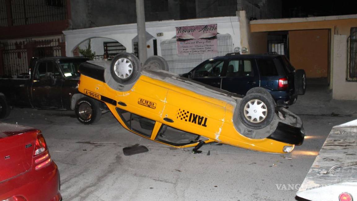 $!Al interior del auto se encontraron botellas de cerveza.