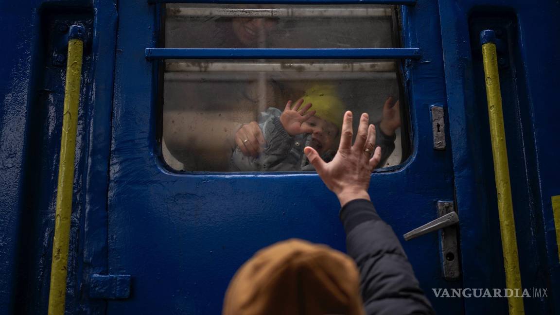 $!Stanislav se despide de su hijo David, de 2, y de su esposa Anna, de 35, en un tren con destino Leópolis, en la estación de Kiev, Ucrania, el 3 de marzo de 2022.