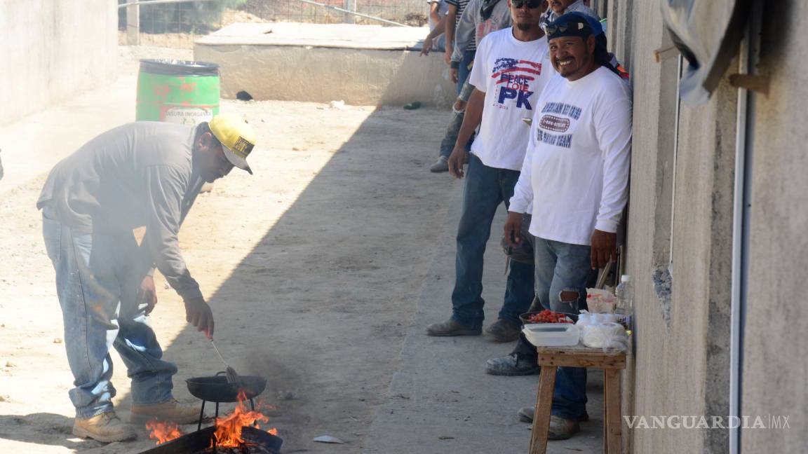 $!Albañiles levantan los muros del CEFERESO, desde su propia cárcel