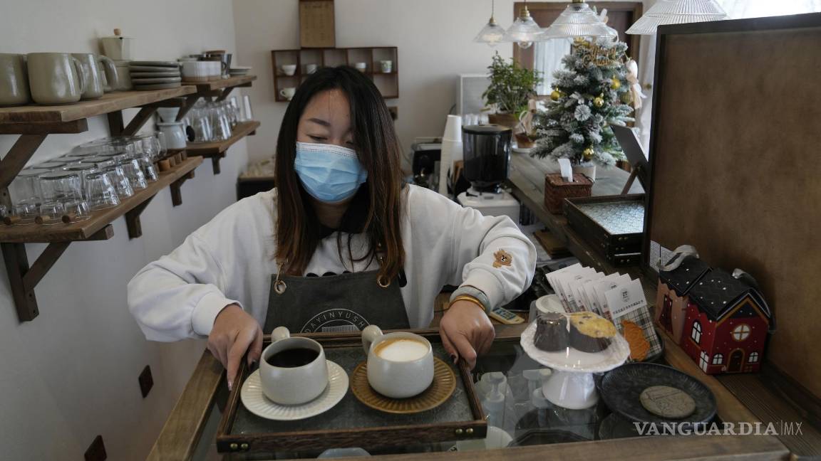 $!Un barista prepara café en un café llamado “Hogar de los Juegos Olímpicos de Invierno” en Houheilong Miao, China. AP/Ng Han Guan