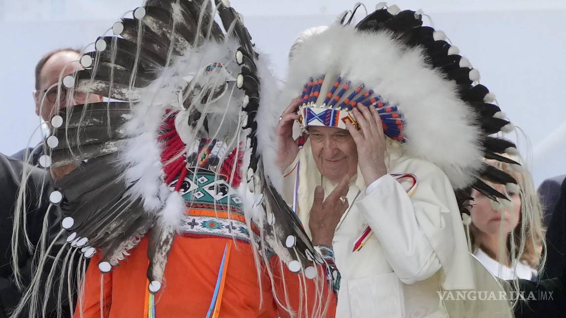 $!El Papa Francisco se pone un tocado indígena en una reunión con comunidades indígenas en la Iglesia Católica Our Lady of Seven Sorrows en Maskwacis, Canadá.