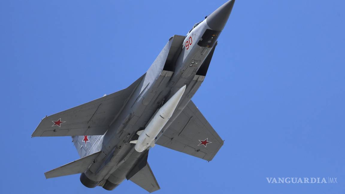 $!Un avión MiG-31K de la Fuerza Aérea rusa transporta un misil aerobalístico hipersónico de alta precisión Kh-47M2 Kinzhal.