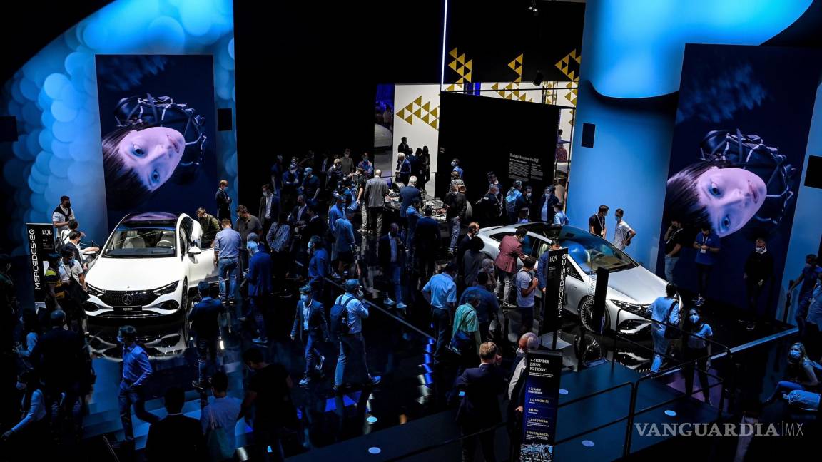 $!Una vista general del stand de Mercedes-Benz en el Salón Internacional del Automóvil IAA en Munich, Alemania. EFE/EPA/Sascha Stenbach