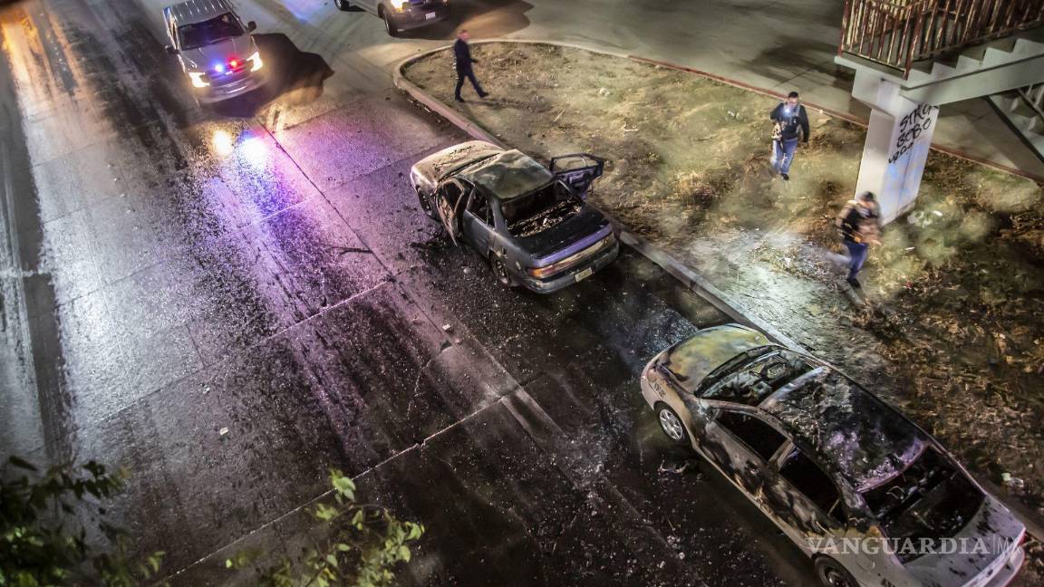 $!TIJUANA, BAJA CALIFORNIA, 12AGOSTO2022. Este día se registraron más de veinte carros incendiados incluyendo vehículos de transporte público en Tijuana, lo que ocasionó gran tráfico en toda la ciudad debido al cierre de calles y avenidas principales. También los negocios y plazas comerciales comenzaron a desalojar a los usuarios para cerrar sus puertas. Por su parte, el gobierno municipal anunció que están coordinados con el gobierno estatal y federal, así como con las fuerzas armadas, esto con el objetivo de salvar guardar la integridad de todos los tijuanenses. FOTO: OMAR MARTÍNEZ/ CUARTOSCURO.COM