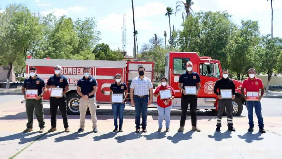 Entrega Presidente municipal de San Juan de Sabinas reconocimientos y estímulos económicos a bomberos para celebrar su día