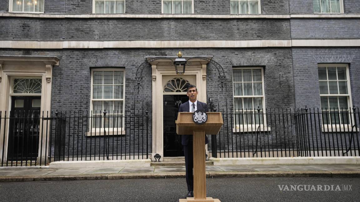 $!El nuevo primer ministro británico Rishi Sunak habla en Downing Street en Londres.