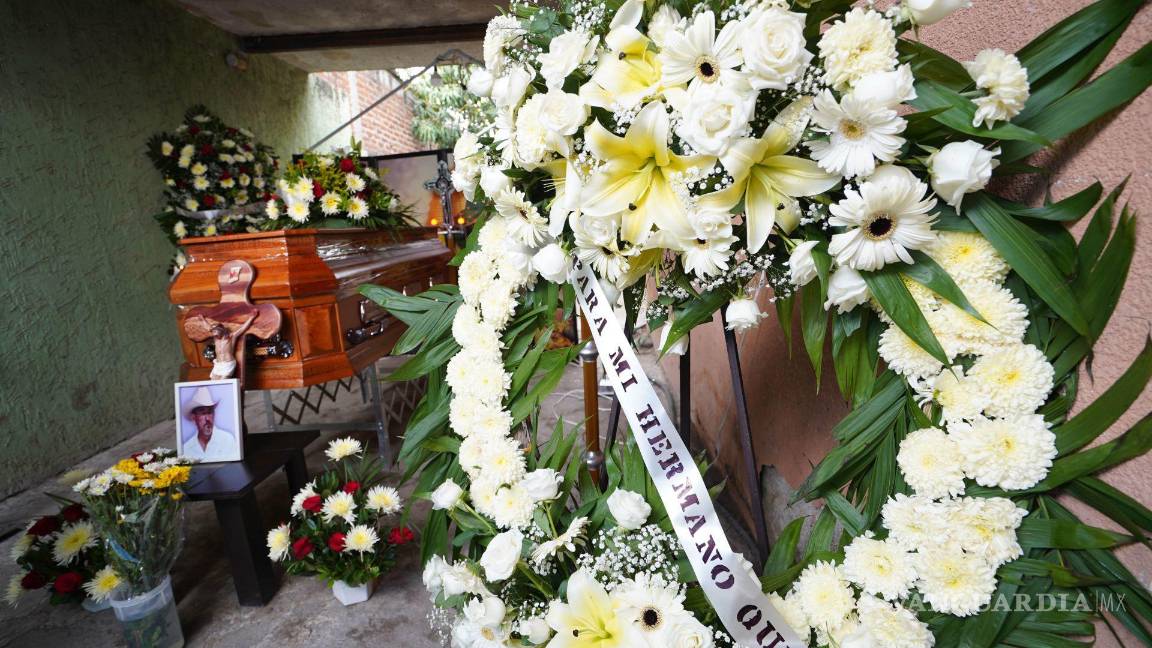 $!Hipólito Mora y sus escoltas fueron asesinados por hombres armados mientras se encontraba en una calle de la localidad de La Ruana, posteriormente, los agresores le prendieron fuego a la camioneta en la que viajaban las víctimas.