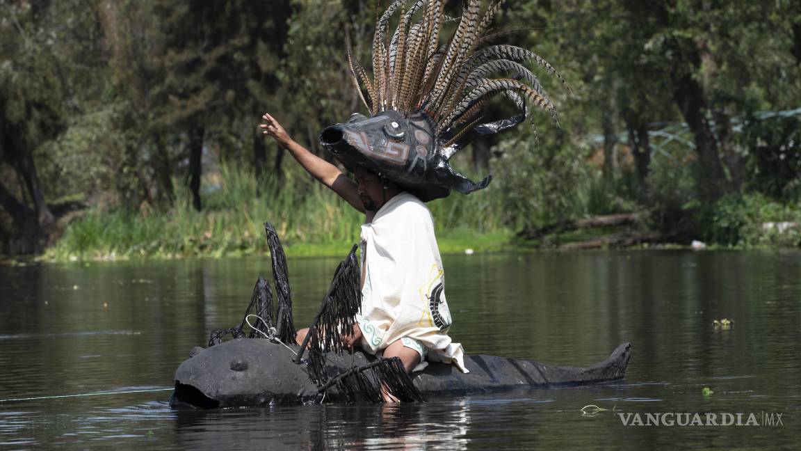 $!Manuel Rodríguez se sienta encima de una canoa con forma de ajolote durante su liberación simbólica en los canales de Xochimilco, Ciudad de México