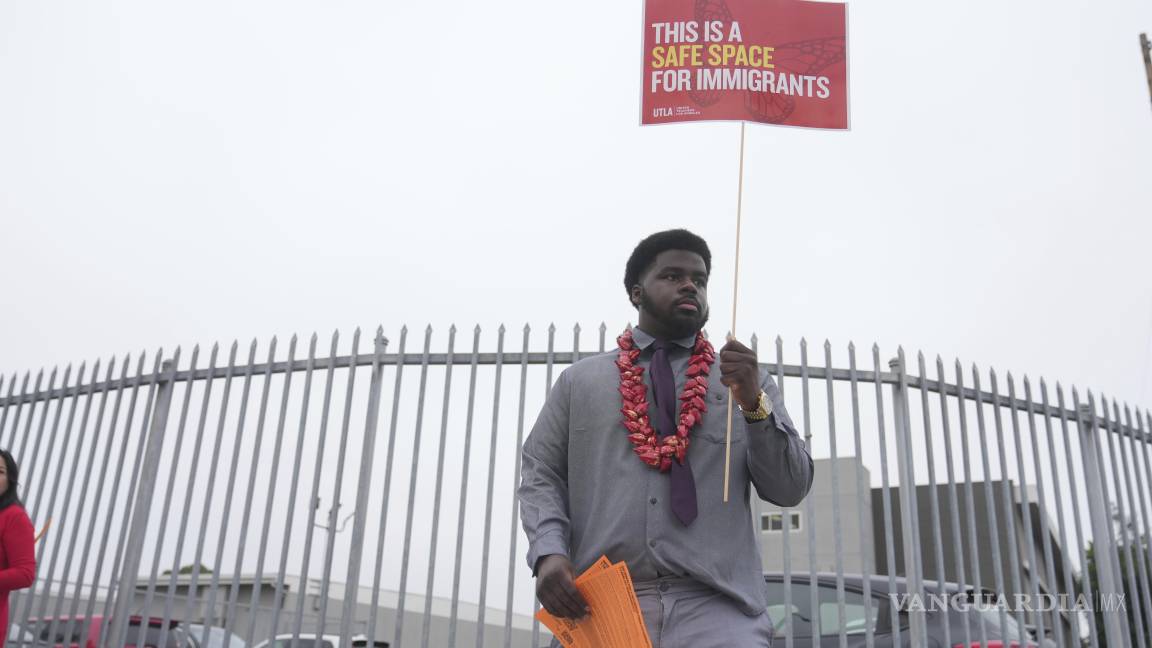$!El maestro Naim Muhammad con cartel de apoyo a los inmigrantes en Los Ángeles. Maestros temen que aalunos no se presenten el primer día.