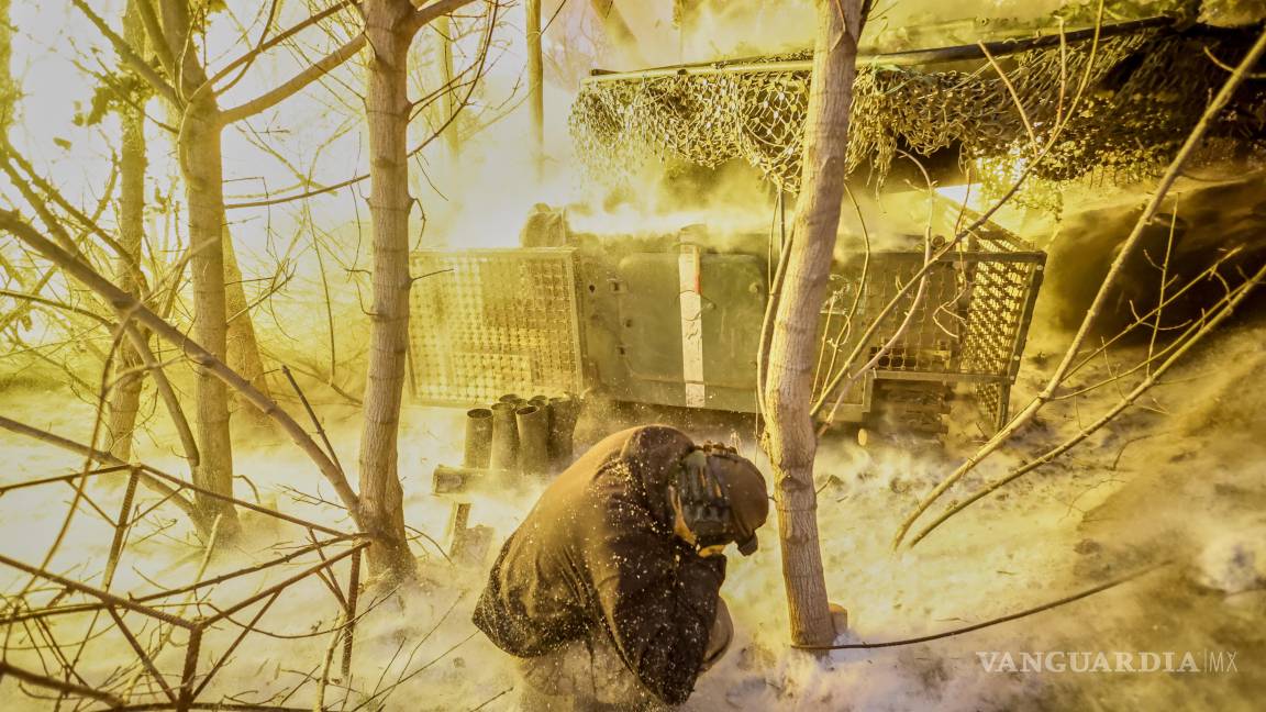 $!Militares disparan un obús autopropulsado 2S1 Gvozdika hacia posiciones rusas cerca de la ciudad de Chasiv Yar, en la región de Donetsk, Ucrania.