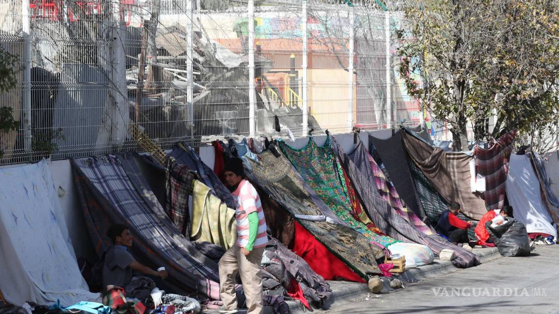A cero grados, duermen en la calle 100 migrantes en Saltillo