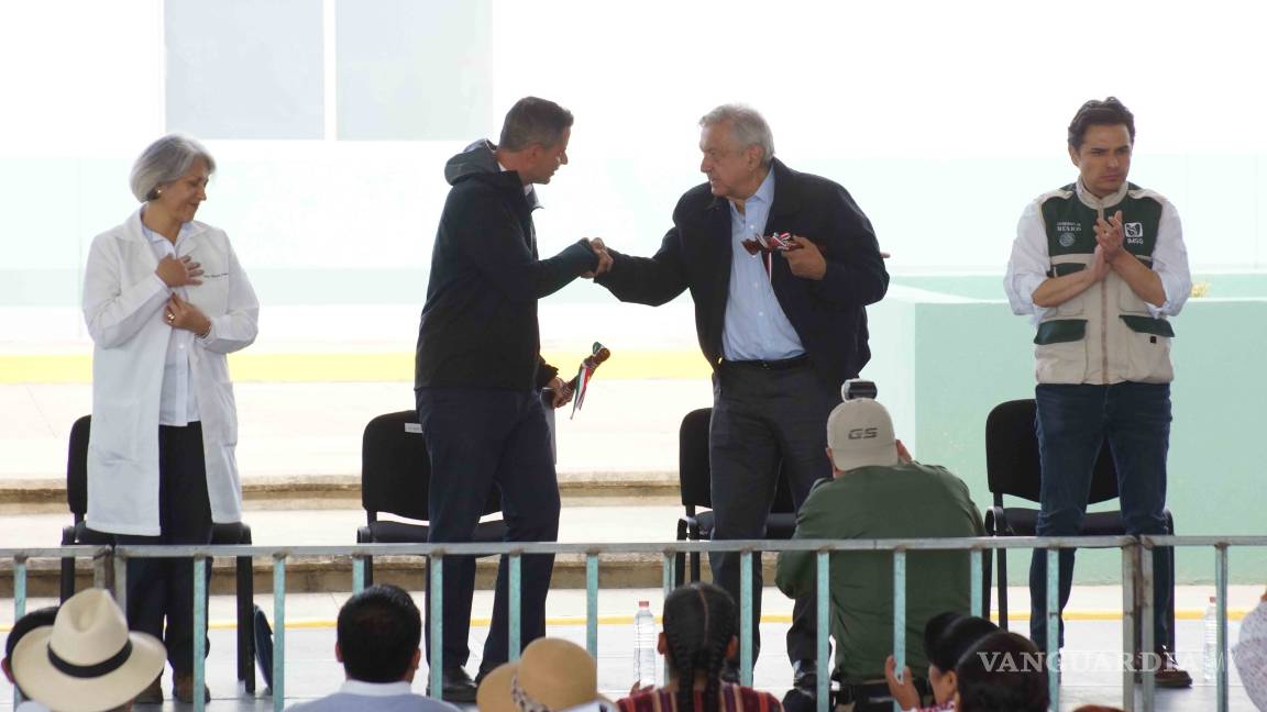 $!'Me la quería comer a besos, pero no puedo por la sana distancia': AMLO