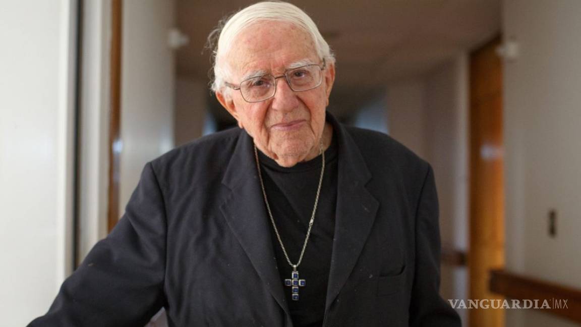 Saluda el papa Francisco en Chile al obispo más viejo del mundo