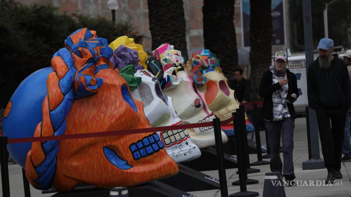 Calaveras gigantes homenajean a Frida Kahlo