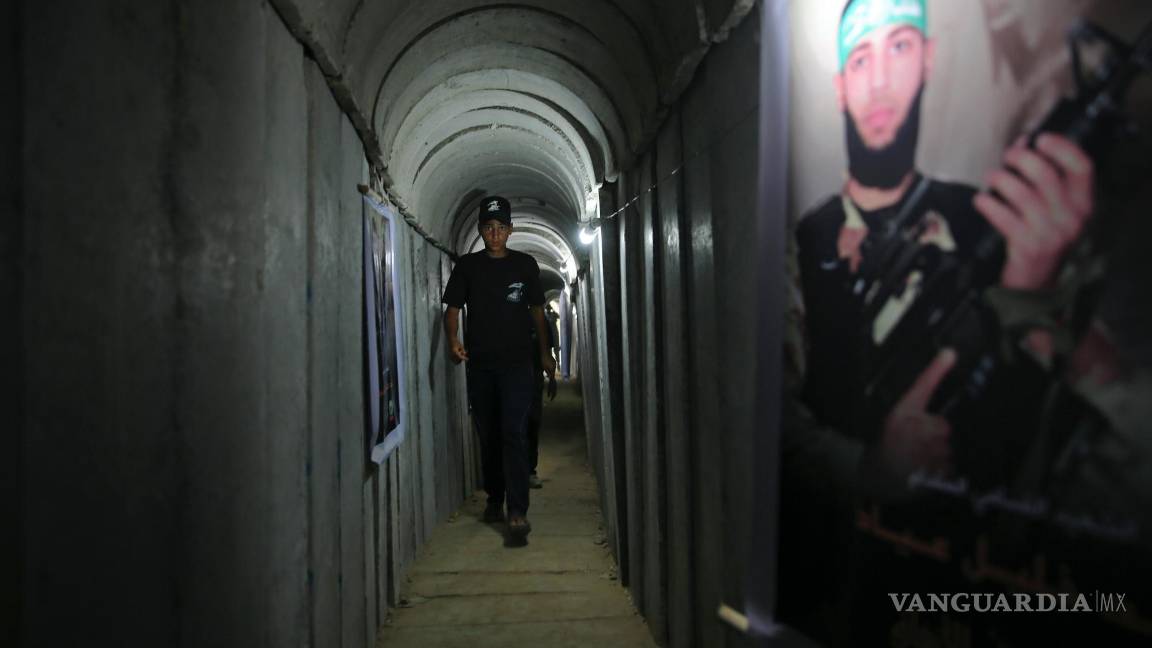$!Un joven palestino camina dentro de un túnel en Gaza el 20 de julio de 2016.