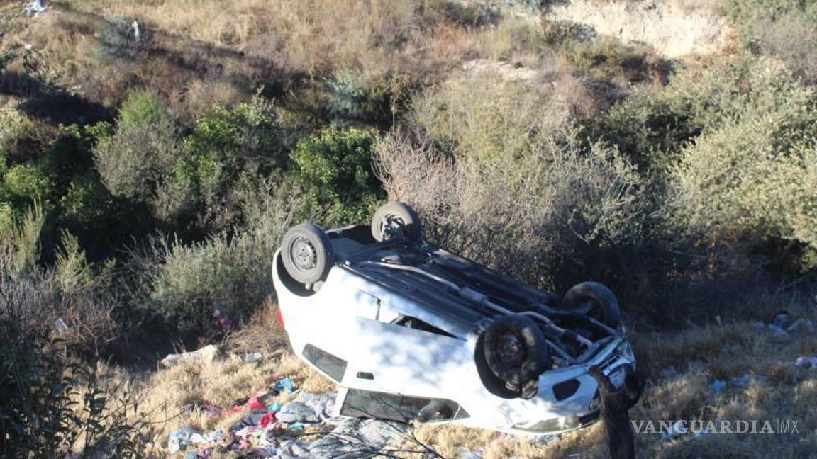 $!El automóvil fue encontrado a una profundidad de tres metros dentro del arroyo, cerca de la colonia Miguel Hidalgo.