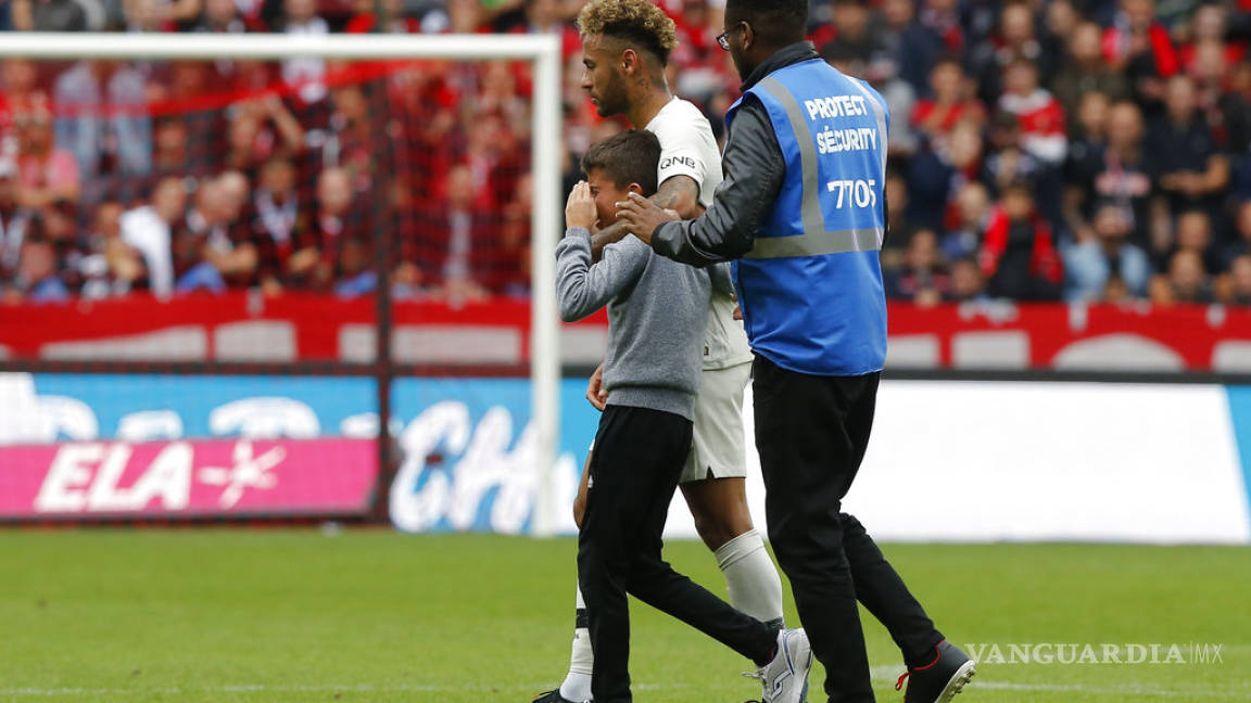 Neymar regala camiseta a niño en victoria de PSG ante Rennes