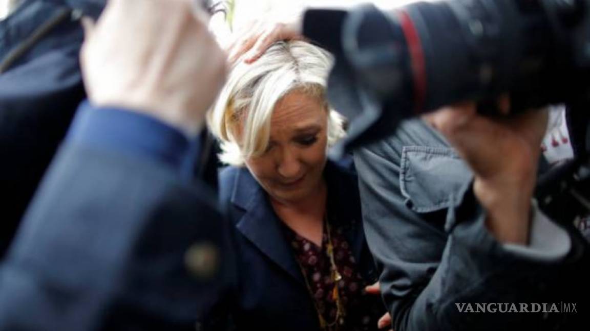 Opositores lanzan huevos a Marine Le Pen en Francia