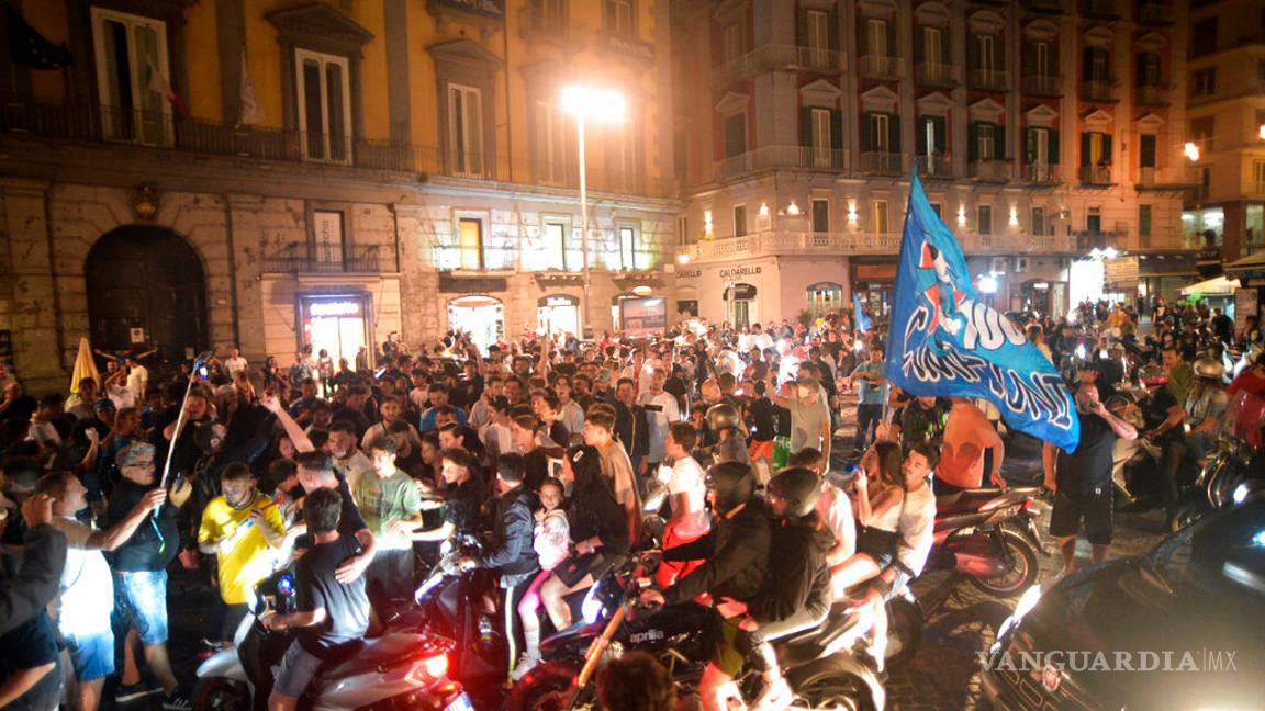 $!Nápoles olvida la sana distancia y llena sus calles tras ganar la Copa Italia (fotos)