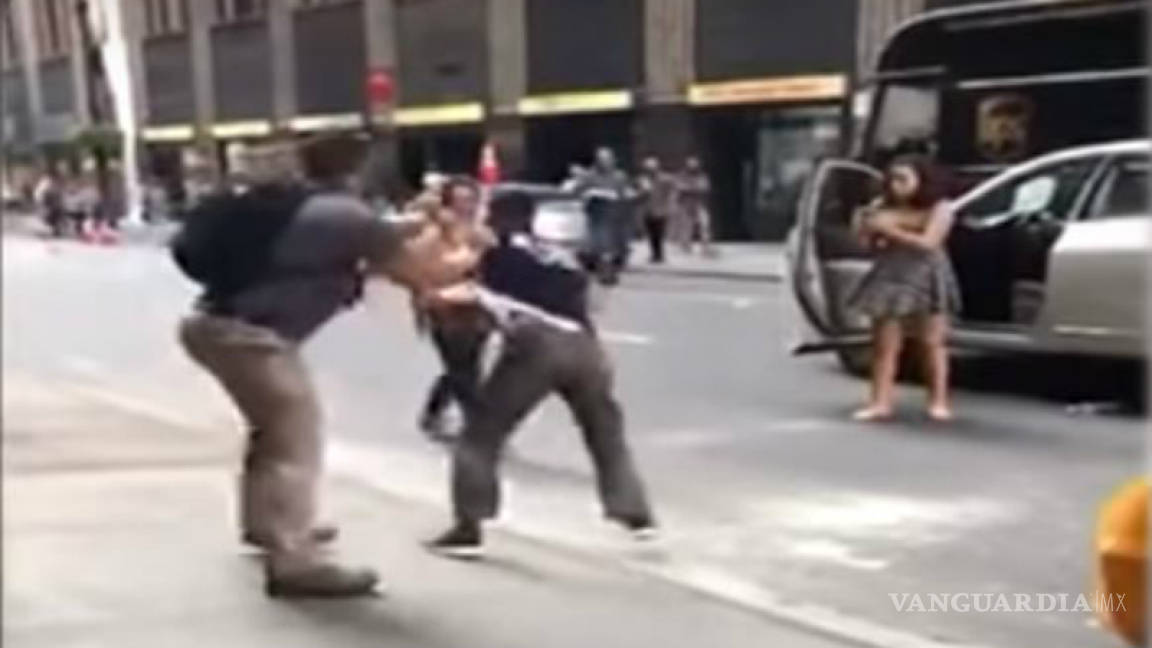 Taxista fuera de control golpea a pareja y estrella su auto en Nueva York (video)