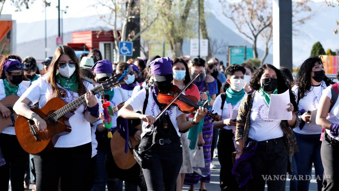 Realizan recorrido con artistas e integrantes de colectivo feminista por 8M en Saltillo