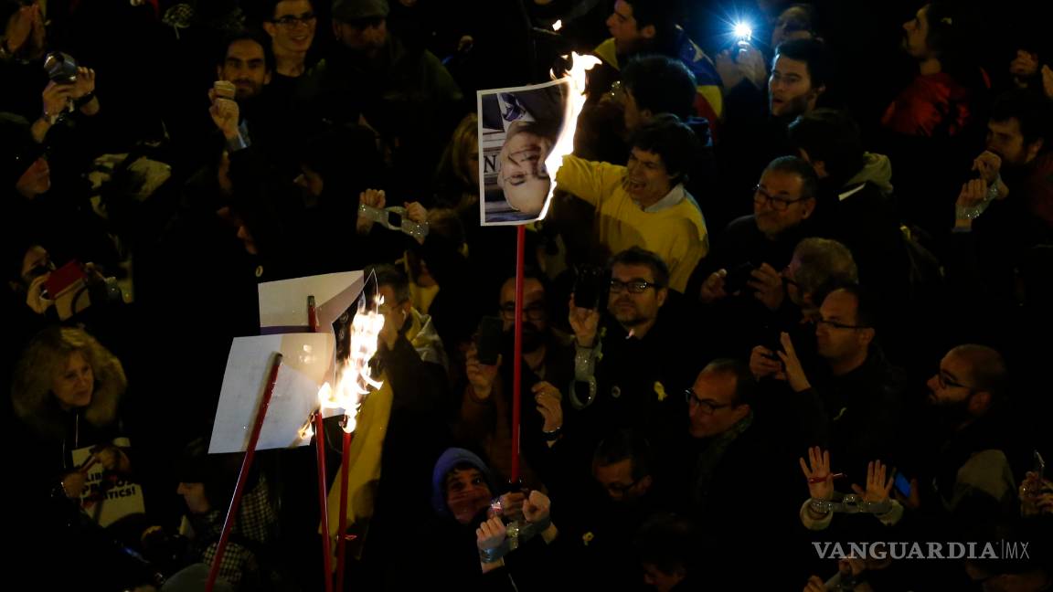 $!Se manifiestan catalanes contra prisión a independentistas