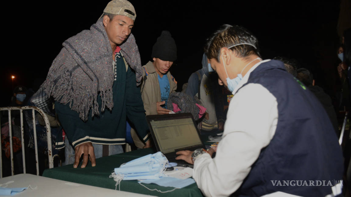 $!Arriban a Saltillo mil 900 migrantes; abren mega albergue