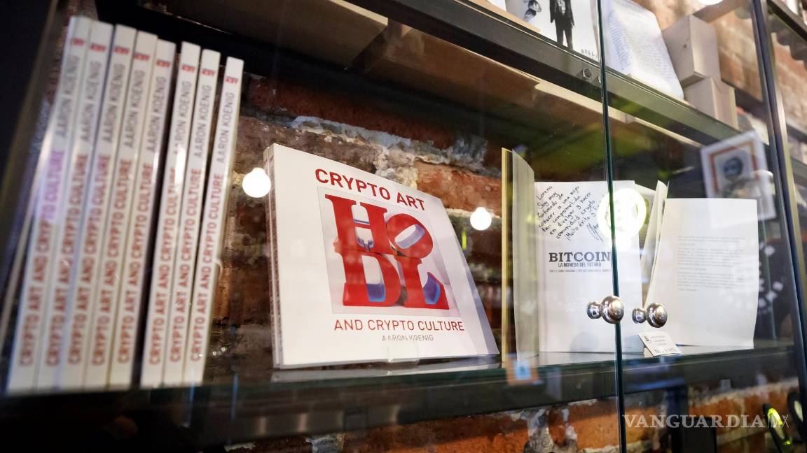 $!Fotografía que muestra libros de Crypto Art and Culture, en el Bitcoin Embassy Bar, en Ciudad de México (México). EFE/José Méndez