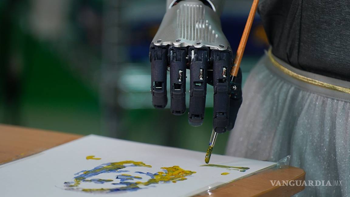 $!Sophia, un robot, vende una pieza de arte creada por por ella por más de 688 mil dólares