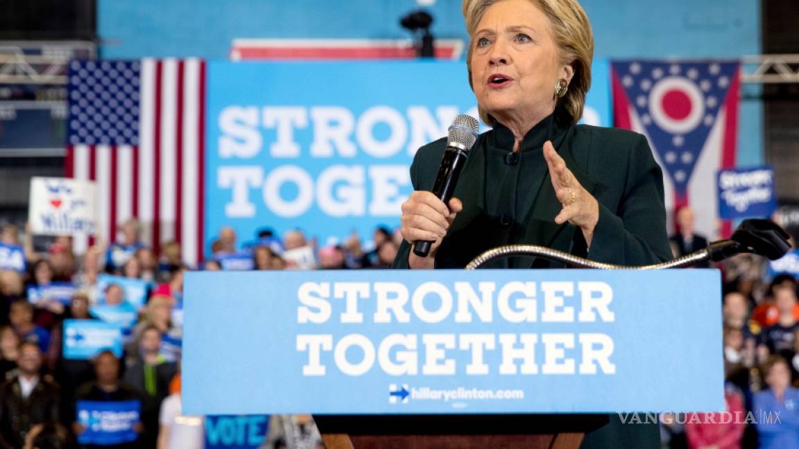 Desalojan sede de campaña de Clinton tras recibir sobre con polvo sospechoso