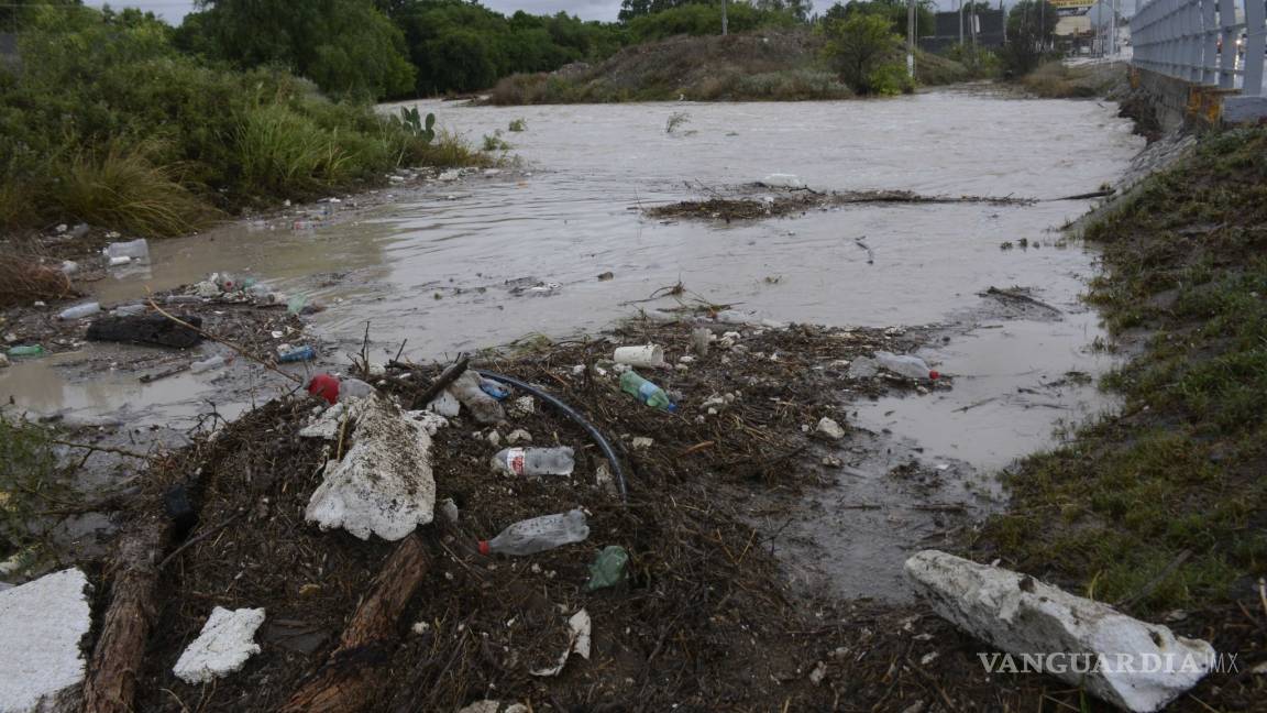 Vialidades afectadas y arroyos desbordados tras lluvia en Saltillo